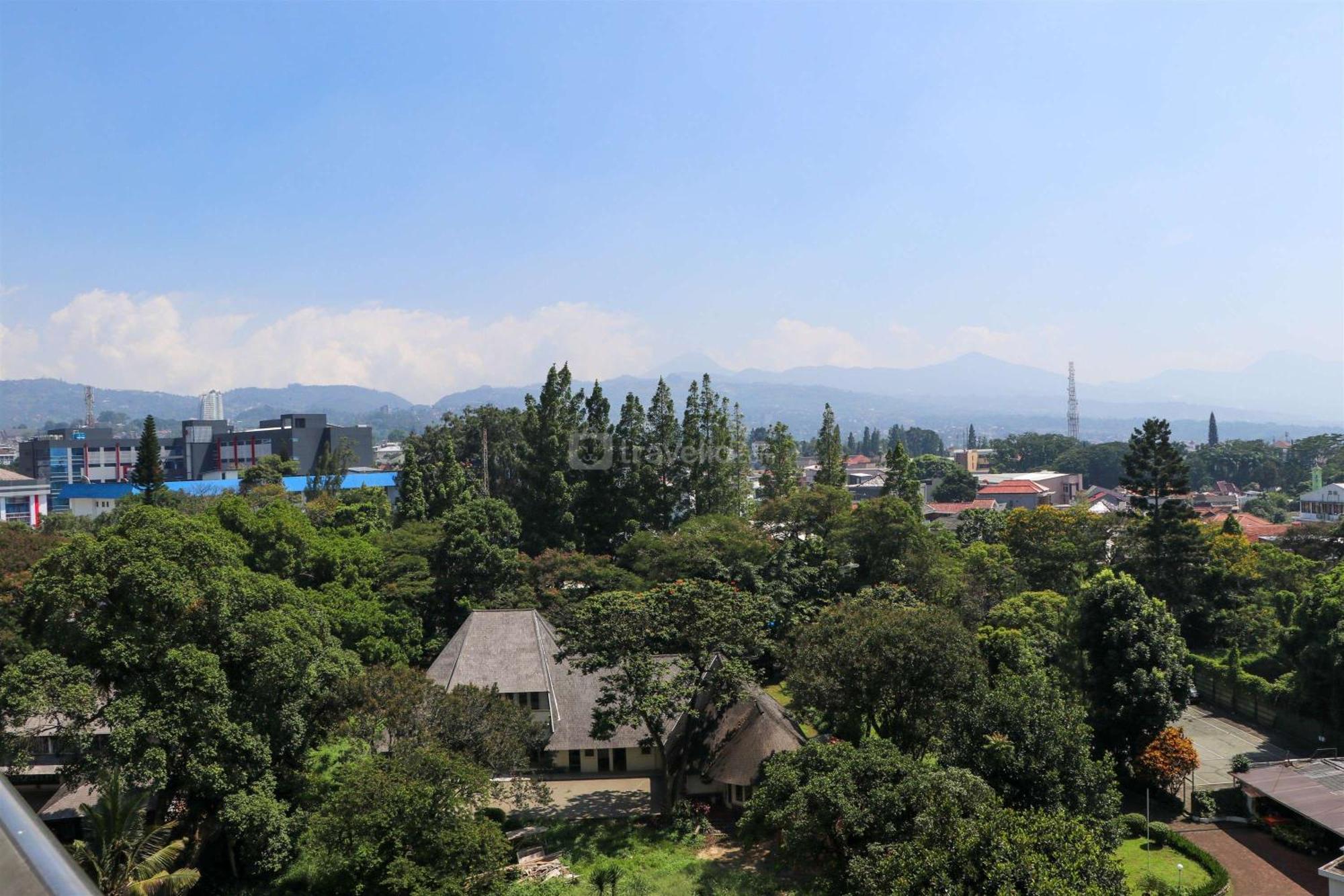 And Comfy 1br At Dago By Travelio Apartemen *