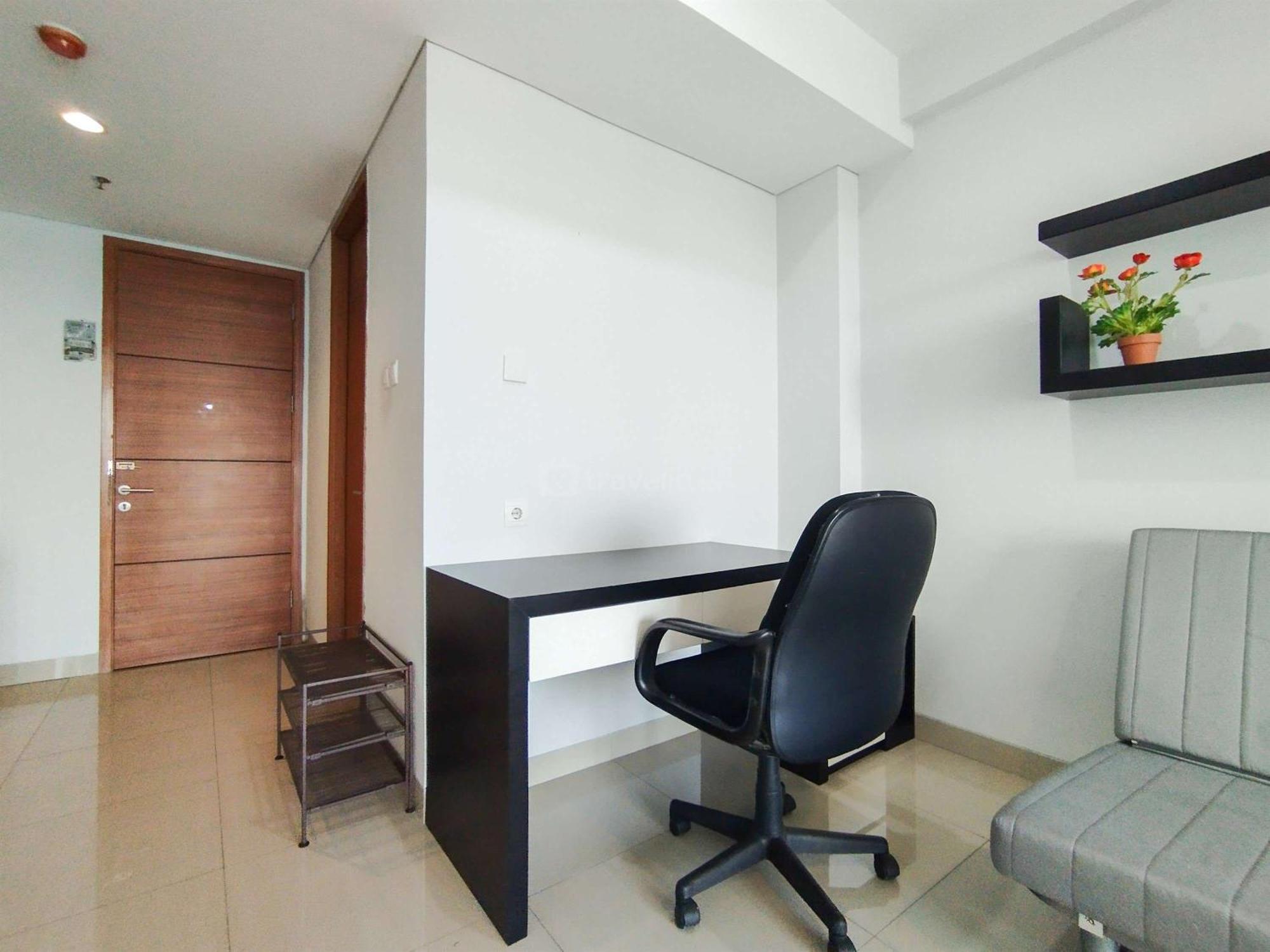 Apartemen And Comfy 1br At Dago By Travelio *